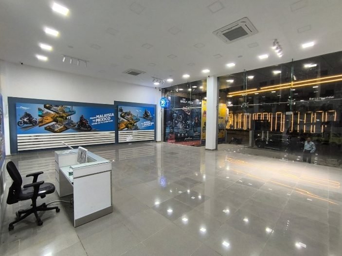 Showroom – Step 6: Flooring, interiors & displays